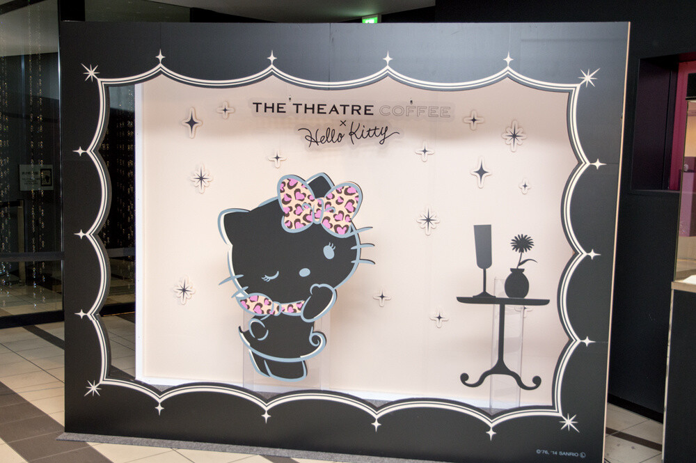 A Hello Kitty photo booth at which to take pictures with Hello Kitty has also been set up. 3