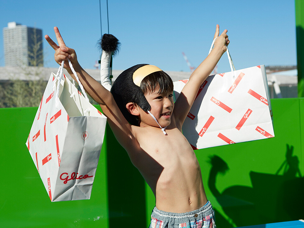 This Human Crane Game Looks Like So Much Fun!! 6