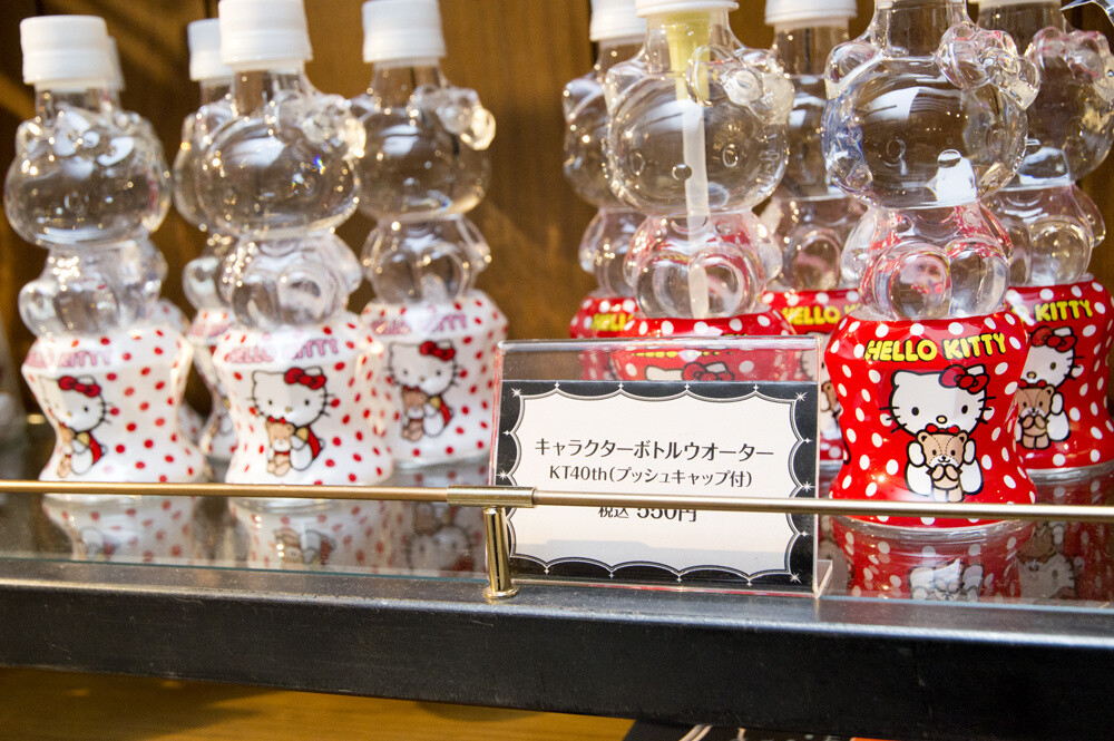 Character bottled water (550 yen) 18