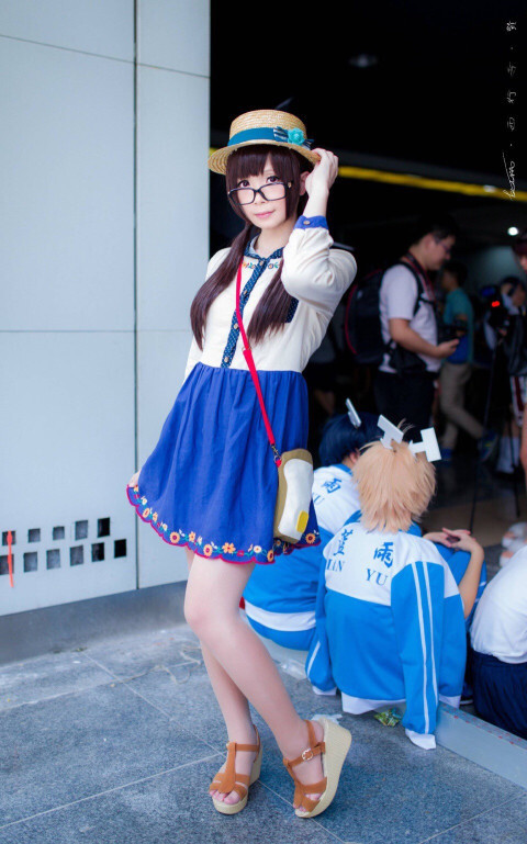 Male teacher in China cosplays as female characters, gets discovered by his own student 9