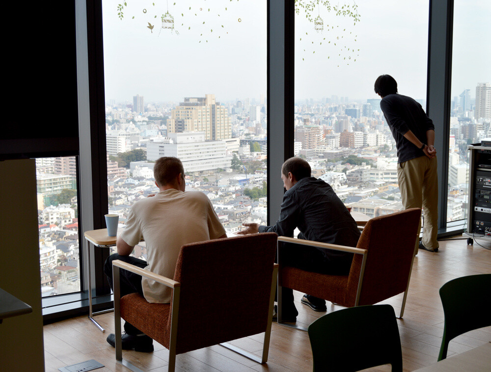 The walls were made of glass. A bird’s eye view of Shinjuku. 15