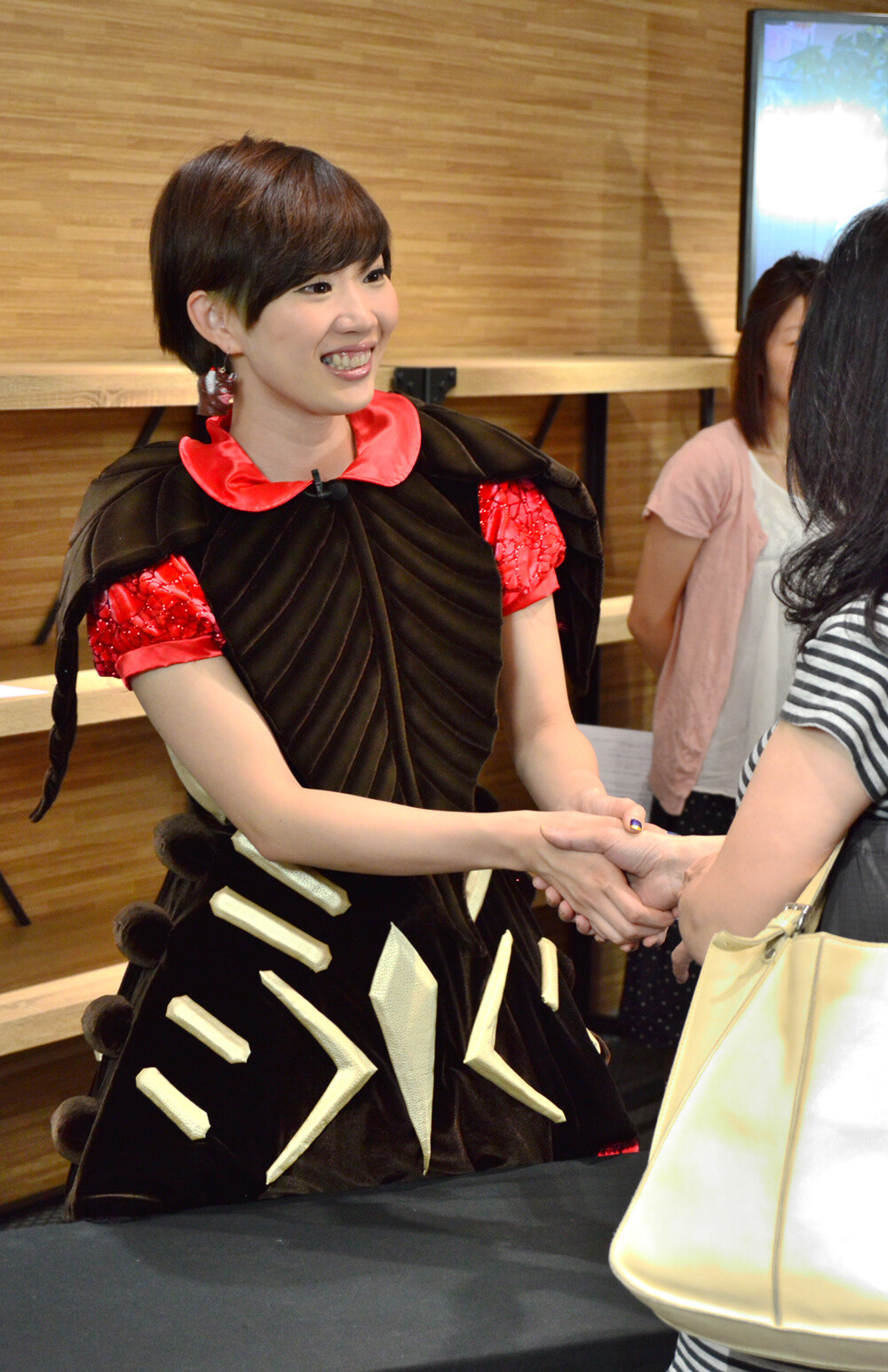 After the rock-paper-scissors tournament, there was a meet and greet. Even female fans were in attendance. 13