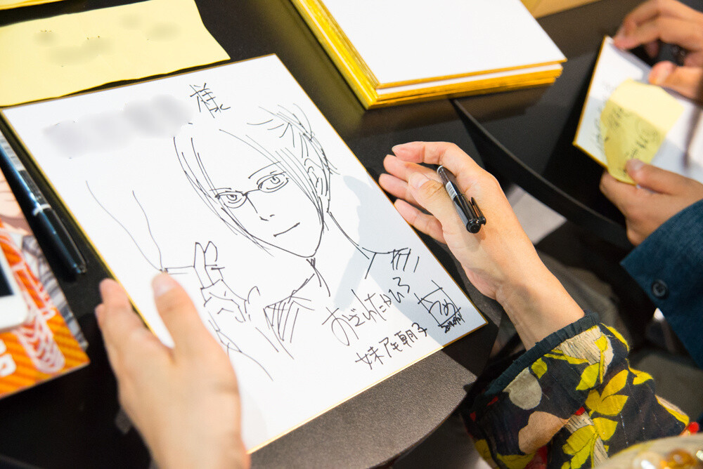 One at a time, fans received signed illustrations as a present. 8