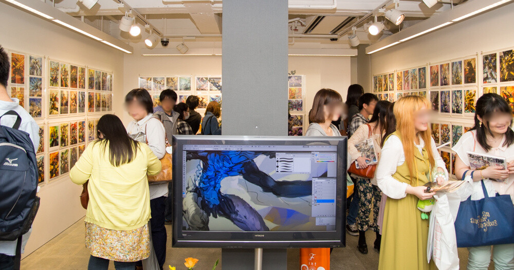 Takayama commented on his impression of the gallery: "I asked the gallery staff to install all of the works, and it took about eight hours. I relied on the staff’s expertise and we were able to sum up with something I was pleased with. I think it's a great collection of works, fit for the 10-year anniversary. I’m very satisfied with it. The staff at Pixiv Zingaro are the best [laughs]." 3