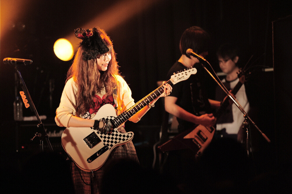 Milky Bunny Puts on a Cute Rock Concert! 16