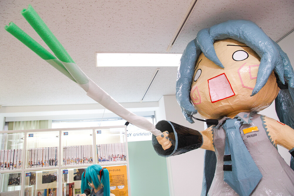 The “Giant Hachune Miku Papier Mache.” The height of this object is 2-meters including the pedestal. It is a papier mache made to put on a festival car for a festival held in Niigata Prefecture. The shape was made from iron wire, to which the paper was stuck and then painted. It weighs roughly 30 kilograms. The creator made it alone, then, in lack of storage space, donated it to Yoneko City Hall in Tottori Prefecture, which is famous for producing leeks, and it was displayed there. It is being displayed in Kanto for the first time. 17