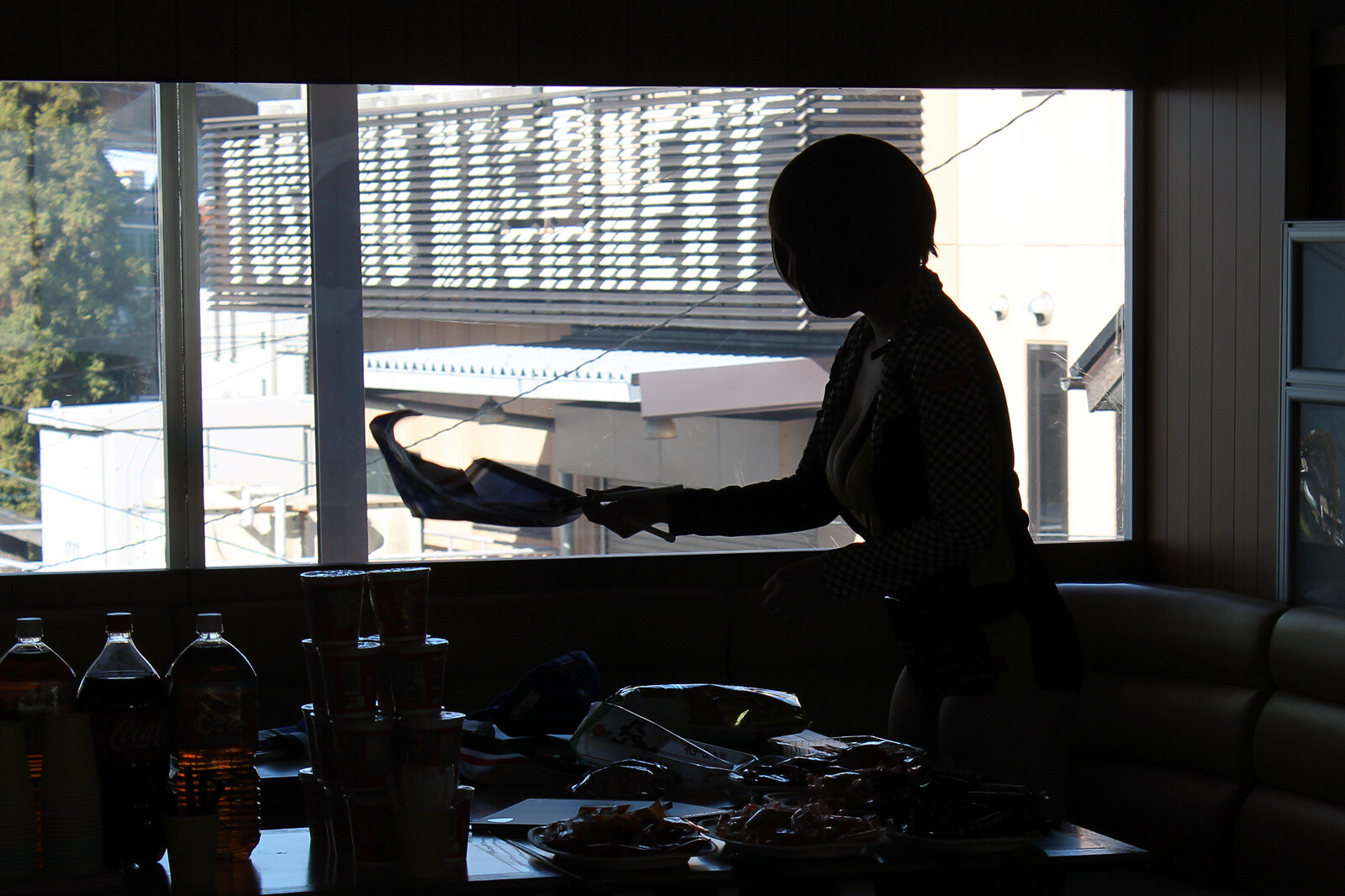 Just before the first photo-shooting session, she's still serving something for fans. She's a girl with full of Japanese hospitality. 0