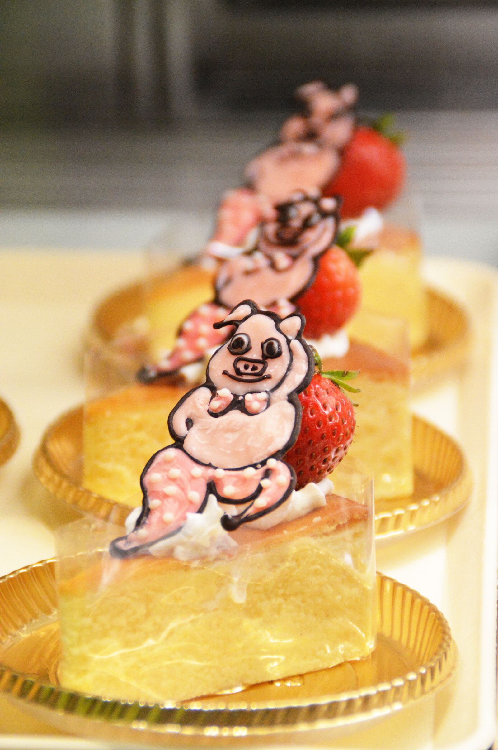 You can see the great craftsmanship of this decorated dessert. 9