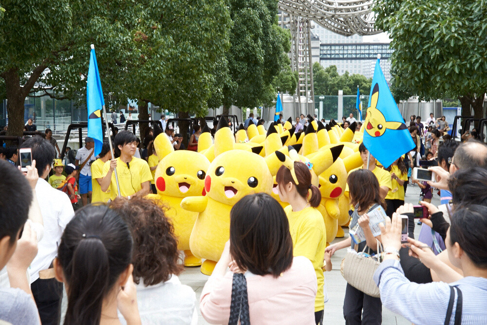 Everyone was taking pictures with their smartphones. 9