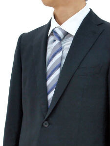 From the front, it looks like a normal tie. 0