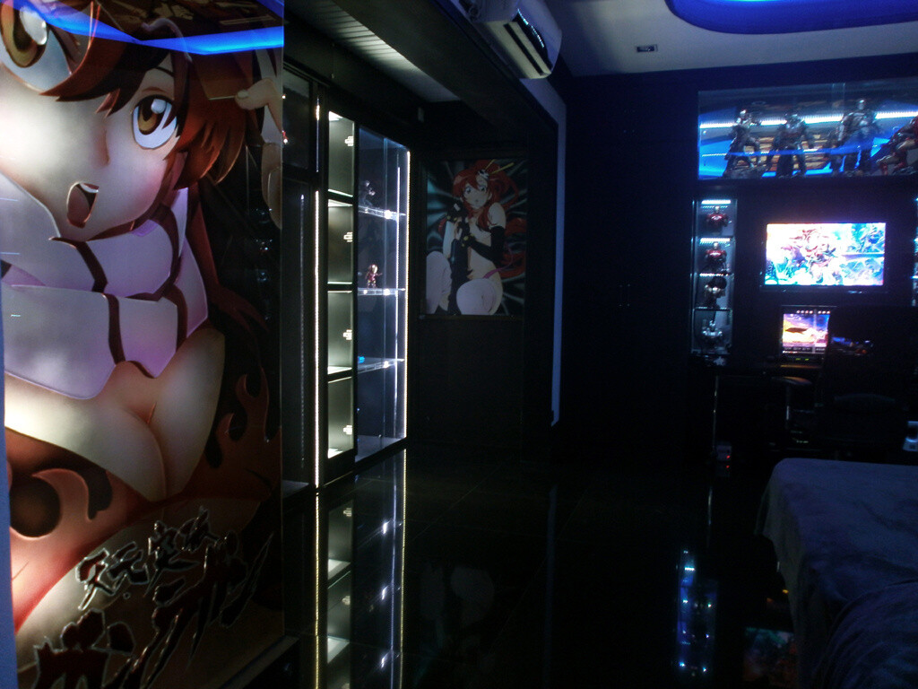 What’s an otaku room? Let’s find out with the winner of the Facebook Otaku Room Photo Contest! 4