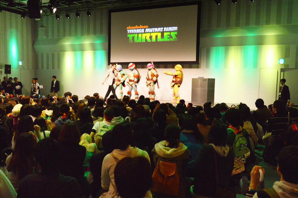 　Commemorative photos were taken with fans eagerly waiting outside the venue. Roughly 300 people attended the event. 4