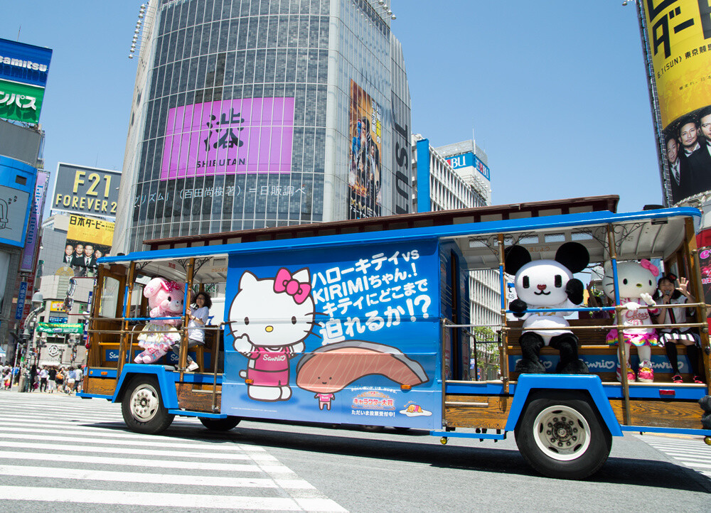 The intersection in front of Shibuya Station. Sanrio characters waved to the crowd from each side of the bus. 4