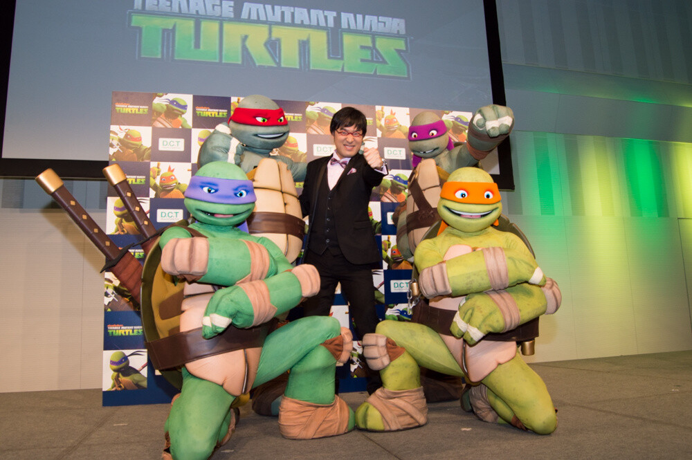 The four Turtles (Leonardo, Raphael, Donatello, and Michelangelo) took the stage. Japanese comedian Yama-chan of Nankai Candies kept up to pace with them. 0