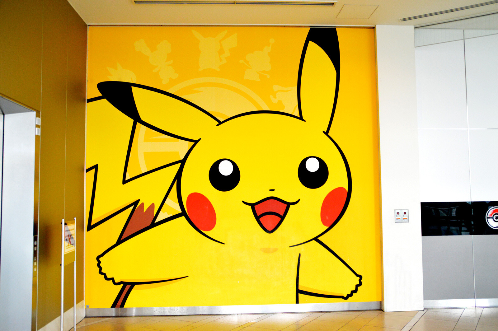 Upon closer inspection, the color of his right cheek is slightly lighter than his left. Is this due to fans touching it? 1