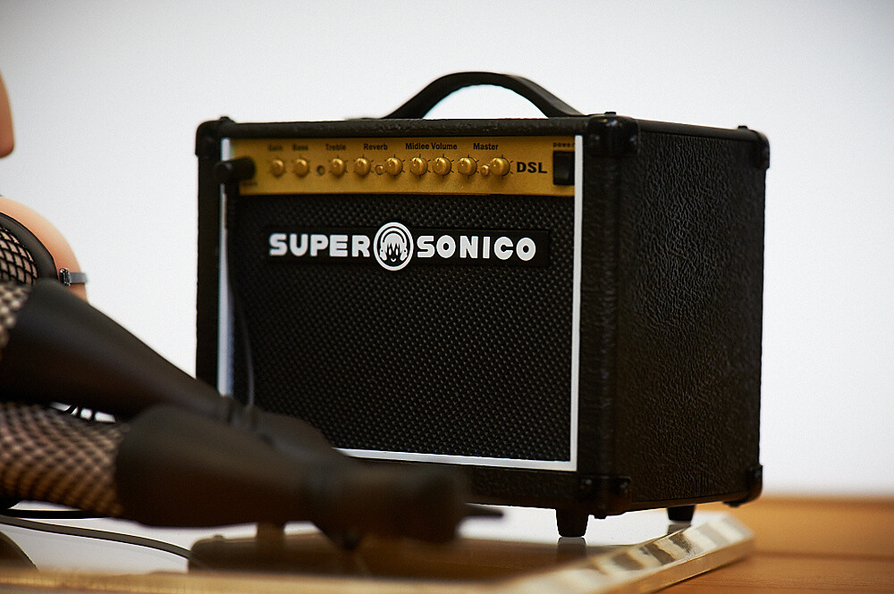 Is this a Marshall amp? It suits punk and grunge-fan Sonico! 40