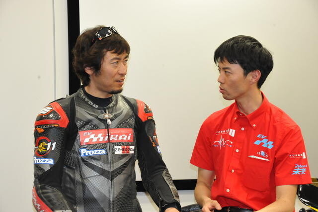 Team representative and president of Mirai, Yoshihiro Kishimoto (right), with rider Yoshinari Matsushita (left). Photo: Nakajima Minami 1