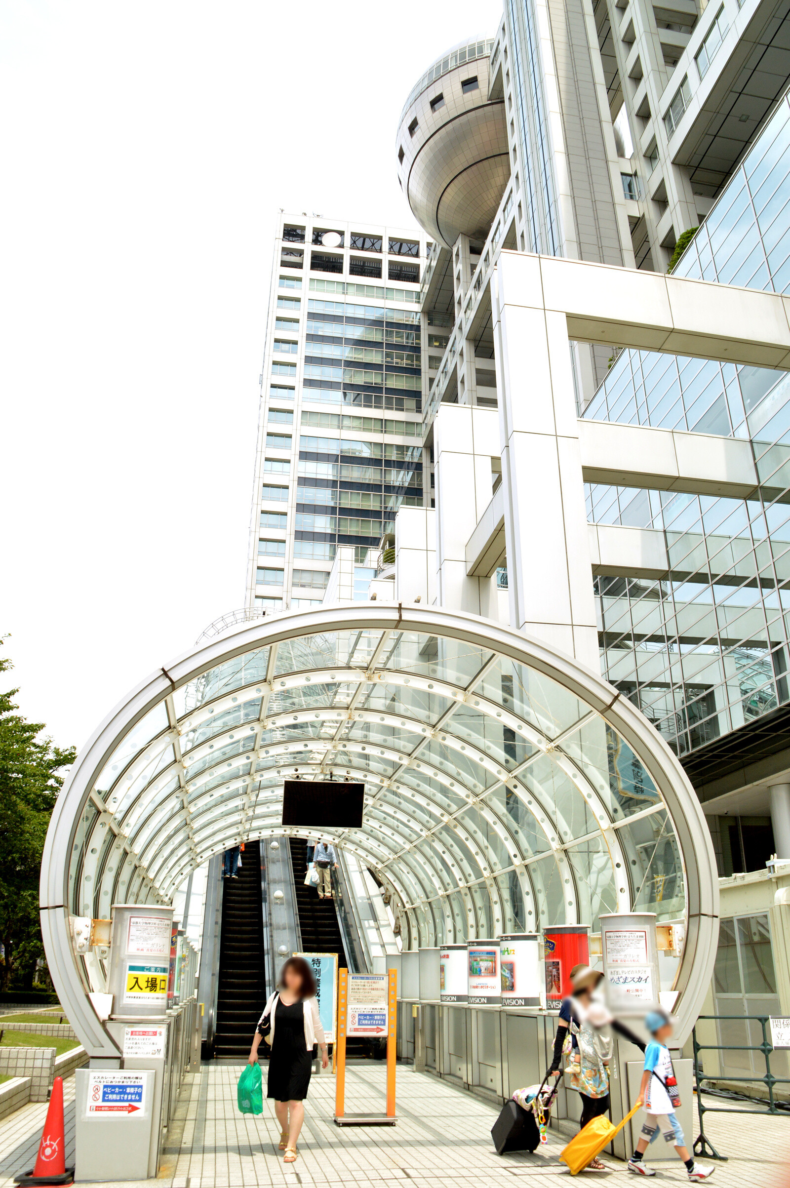 An escalator takes you directly to the restaurant on the seventh floor. 0