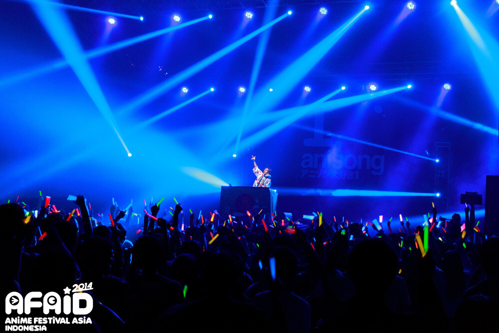 DJ Kazu. He livened up the crowd by playing the well-known theme song to the TV anime Attack on Titan, “Crimson Bow and Arrow,” to which the crowd sang in unison Yeager’s part. 35