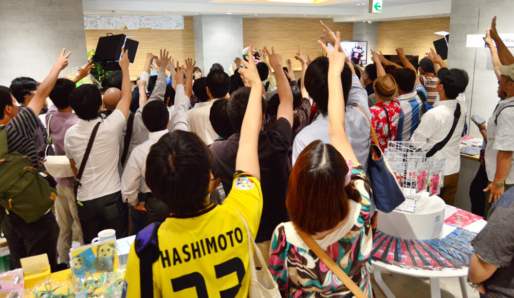 There were so many people, it was hard to see Tanamiclas. 10