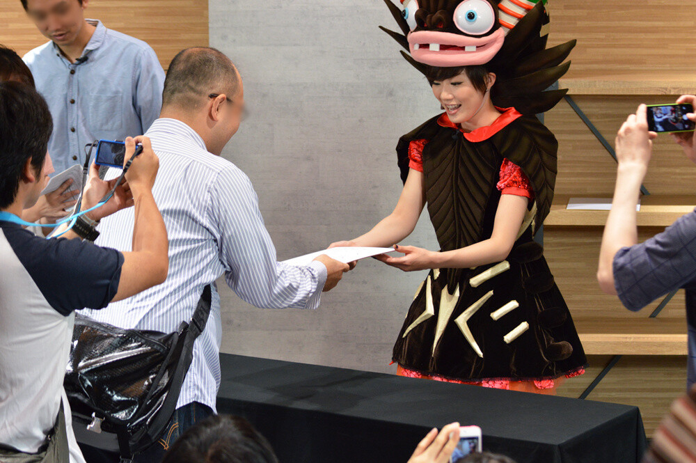 The fan who won the rock-paper-scissors tournament was presented with a special autographed picture. 11