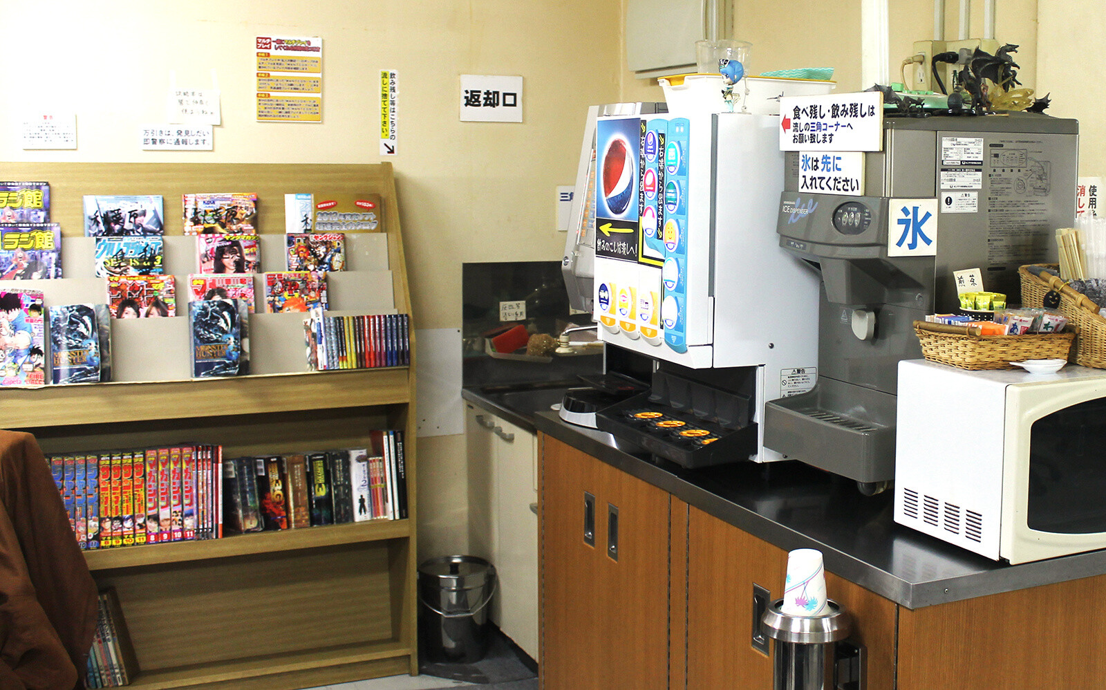 Portable Game Cafe Akihabara Shukaijo: Handheld Games, Cell Phone Games, Play Them All Here! 12