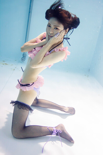 New “Underwater Knee-high Girls” Photo Book to Feature Clothing Designs by Gomi Hayakawa and Moira Kuchikaseya! 4