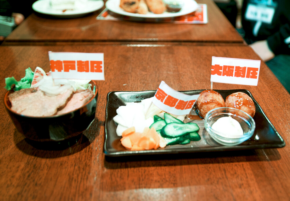 The meat in the roast beef donburi in “Tri-City Schools Raid Trip! Victory Meal” is tender and tasty. Price: ¥1,000 (Drink Set: ¥1,200 6