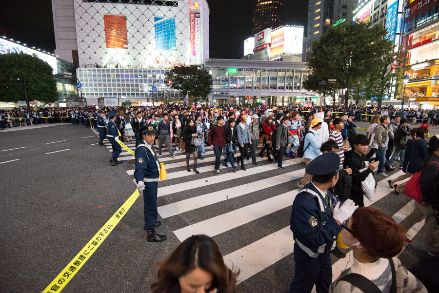 Intersection in front of Shibuya Station. Police officers were dispatched to direct traffic, which was also carried out last year to good effect. 1