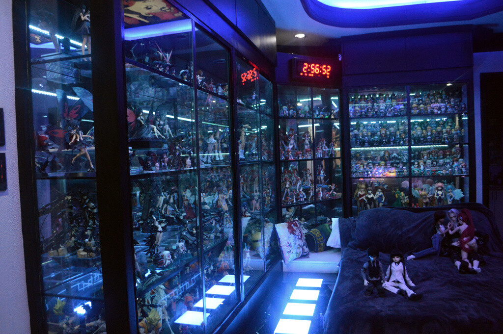 What’s an otaku room? Let’s find out with the winner of the Facebook Otaku Room Photo Contest! 7