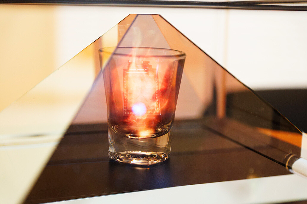 Holo Case Has Us Tech-Loving Otaku Stoked! 2