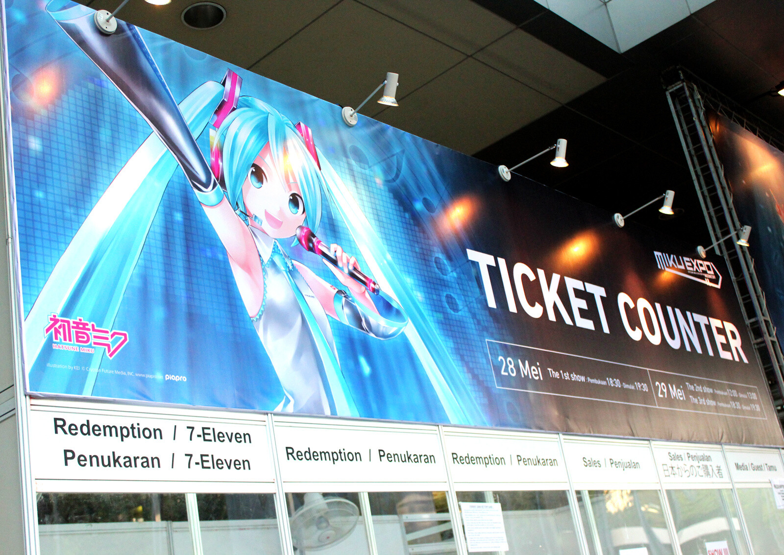 Hatsune Miku greets fans entering Miku Expo. 0