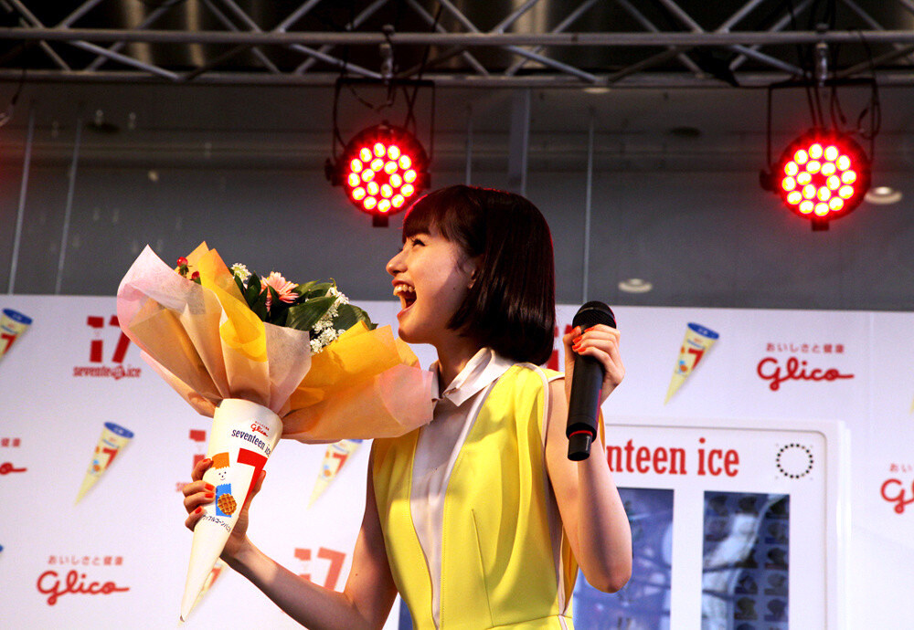 In celebration of her solo debut, she was given a bouquet of flowers in the shape of a Seventeen Ice. 6