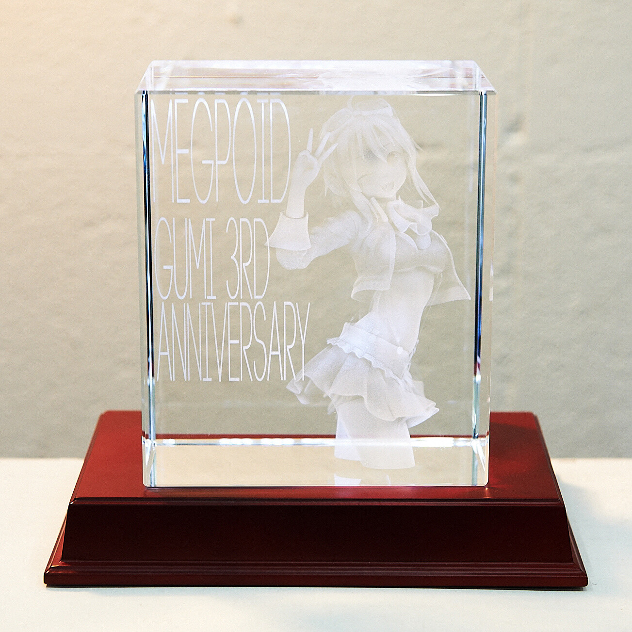 This is the bigger version. The clearness of the crystal makes GUMI look like an optical illusion. When we lifted it up, we were surprised at how heavy it is. 0