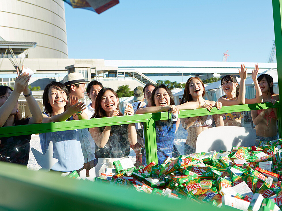 This Human Crane Game Looks Like So Much Fun!! 7