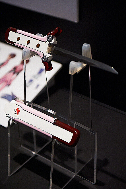 It took a lot of trouble to show the world of Evangelion. There were situations where “as a sword it was perfect, but as a representation of Eva, it wasn’t enough, so it had to be redone,” to the despair of the seasoned bladesmiths.  28