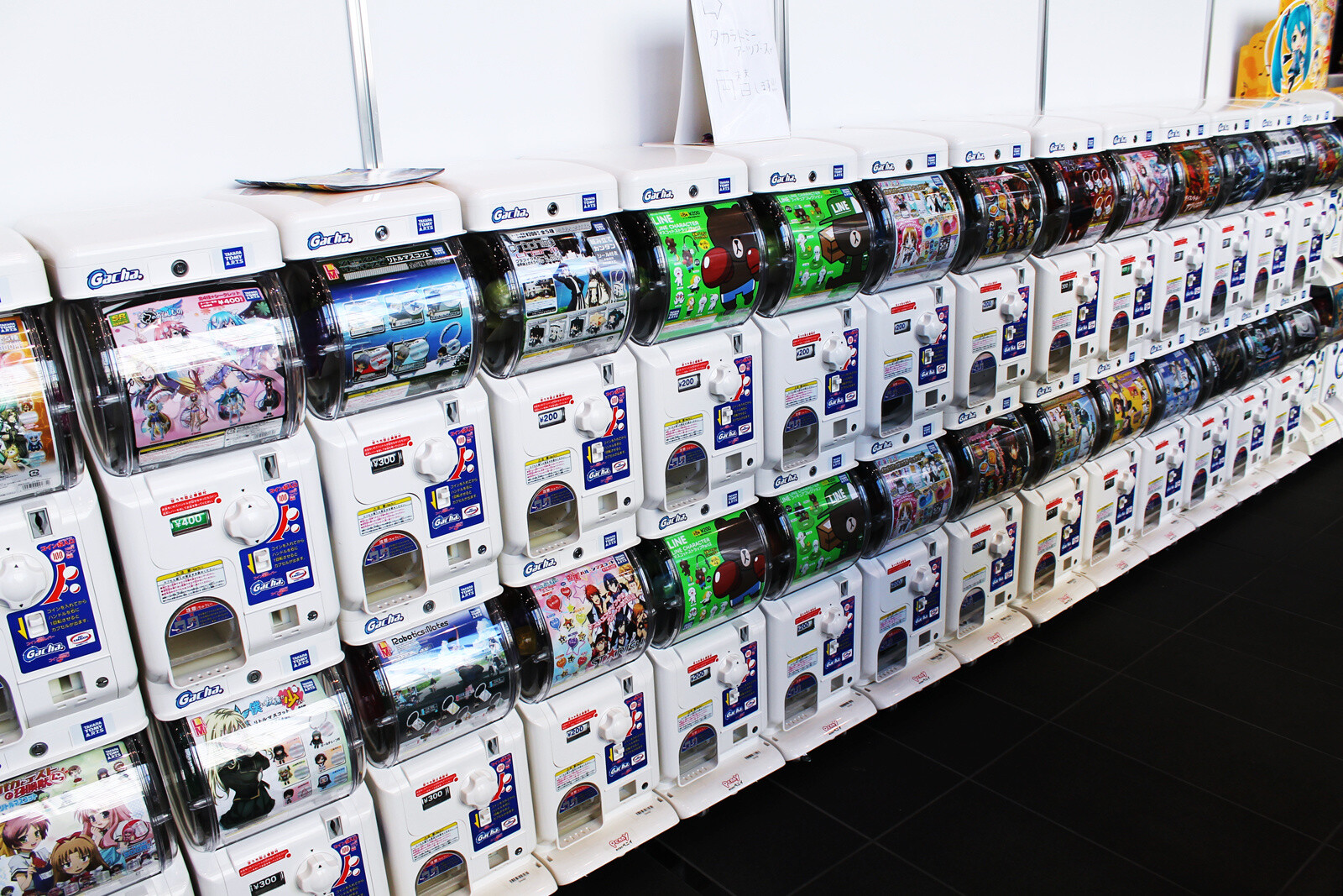 Otaku Flood the Streets of Akihabara for the Winter Radio Kaikan Festival! [2/2] 8