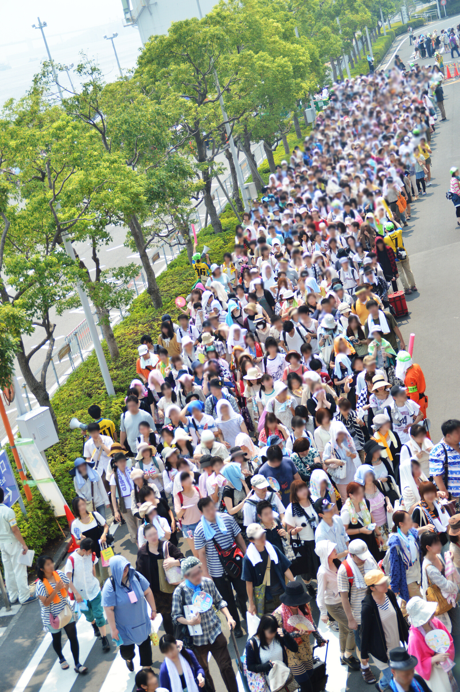 A crowd of approximately 21,000 visitors. 1