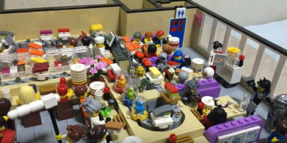 Japanese Lego fan builds a miniature, functioning conveyer belt sushi restaurant 【Video】 2