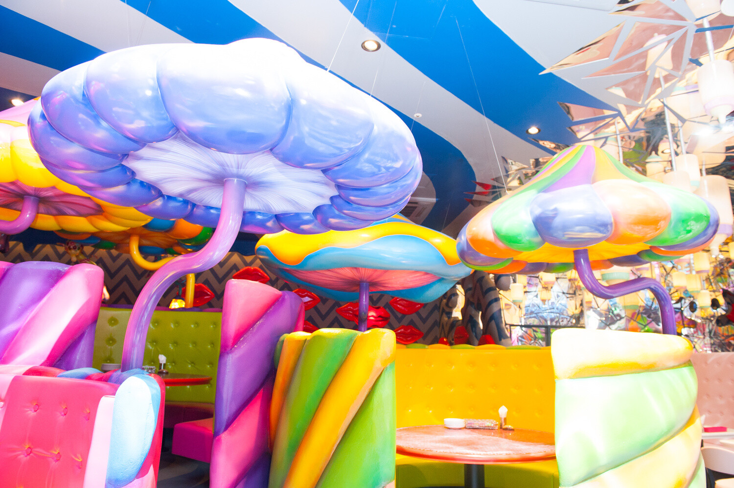 A cafe where you can experience the latest in Harajuku pop culture has opened - the Kawaii Monster Cafe. 15