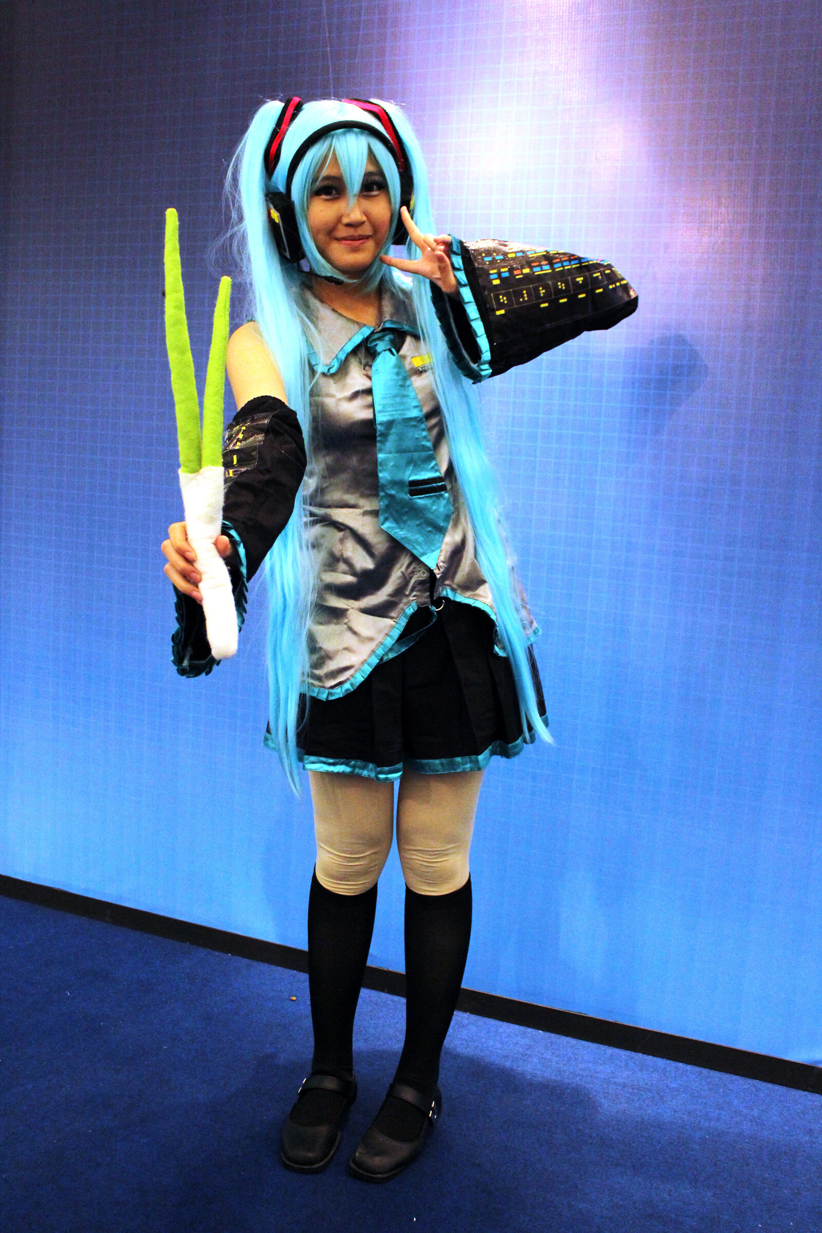 This female Miku fan had fun doing some cosplay. 22