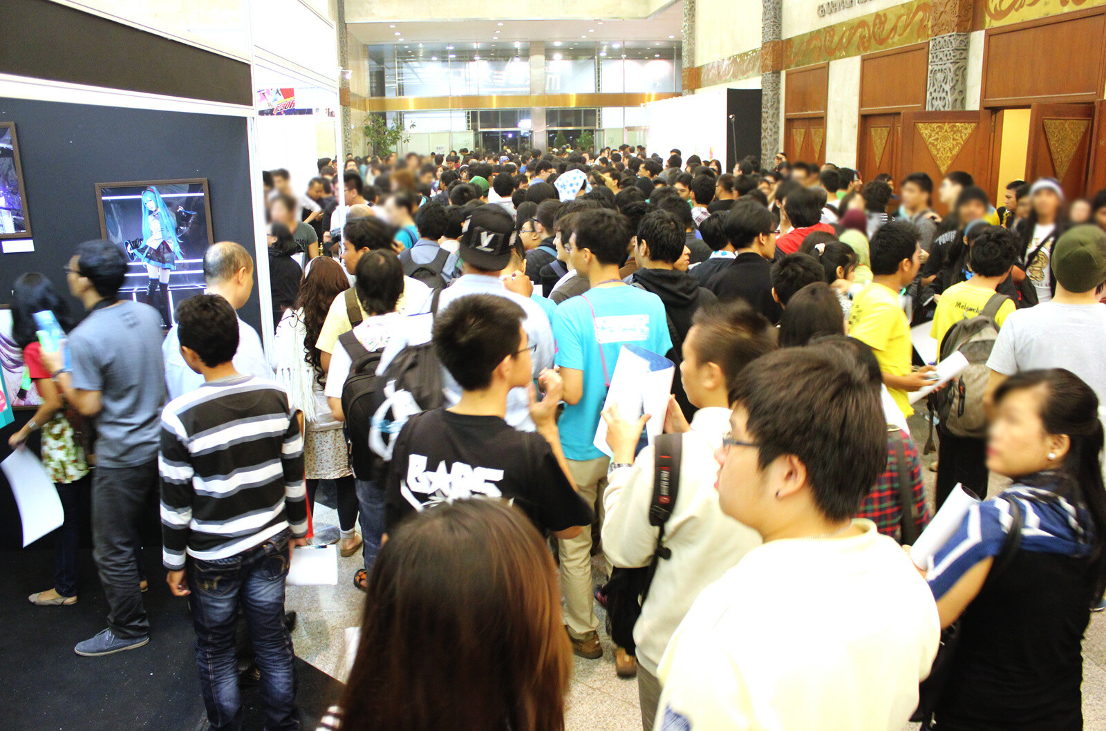 Many fans filled the event space. The place was packed! 2