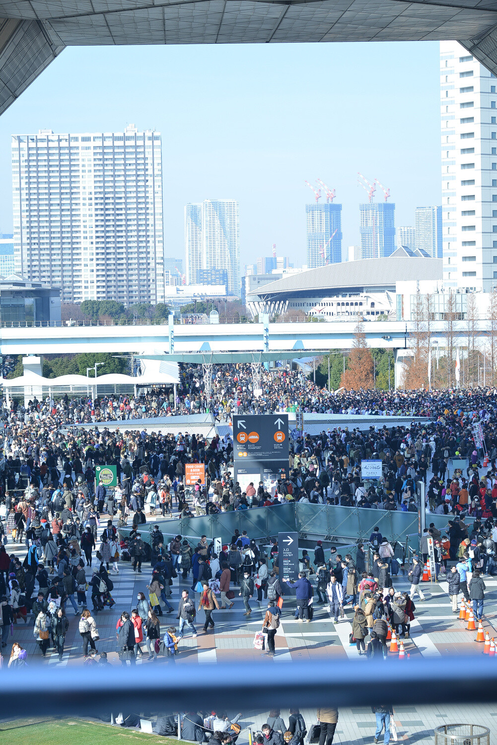 The Winter Tradition, Comic Market 87, Starts its First Day! 28