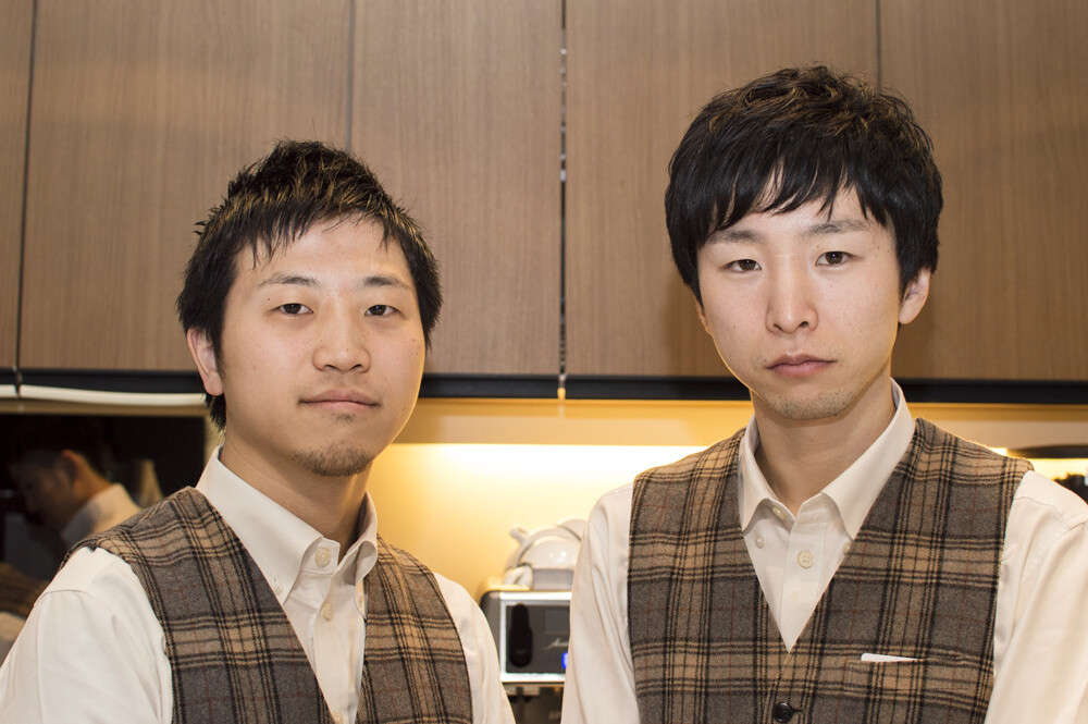 On the left is Akagawa who ranked fourth in the Coffee Fest Latte Art World Championship in Japan. On the right is Koike who ranked fourth in the Coffee Fest Latte Art World Championship in New York. The Theatre Coffee keeps churning out world-class baristas! 24