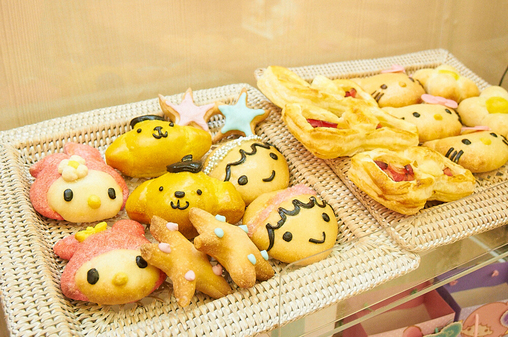 Our hearts were stolen by these cute character-shaped bakery goods sold at convenience stores. 24