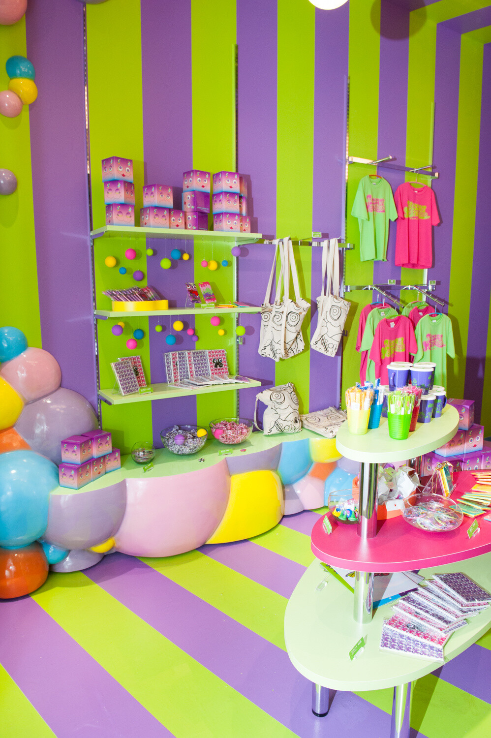 A cafe where you can experience the latest in Harajuku pop culture has opened - the Kawaii Monster Cafe. 36