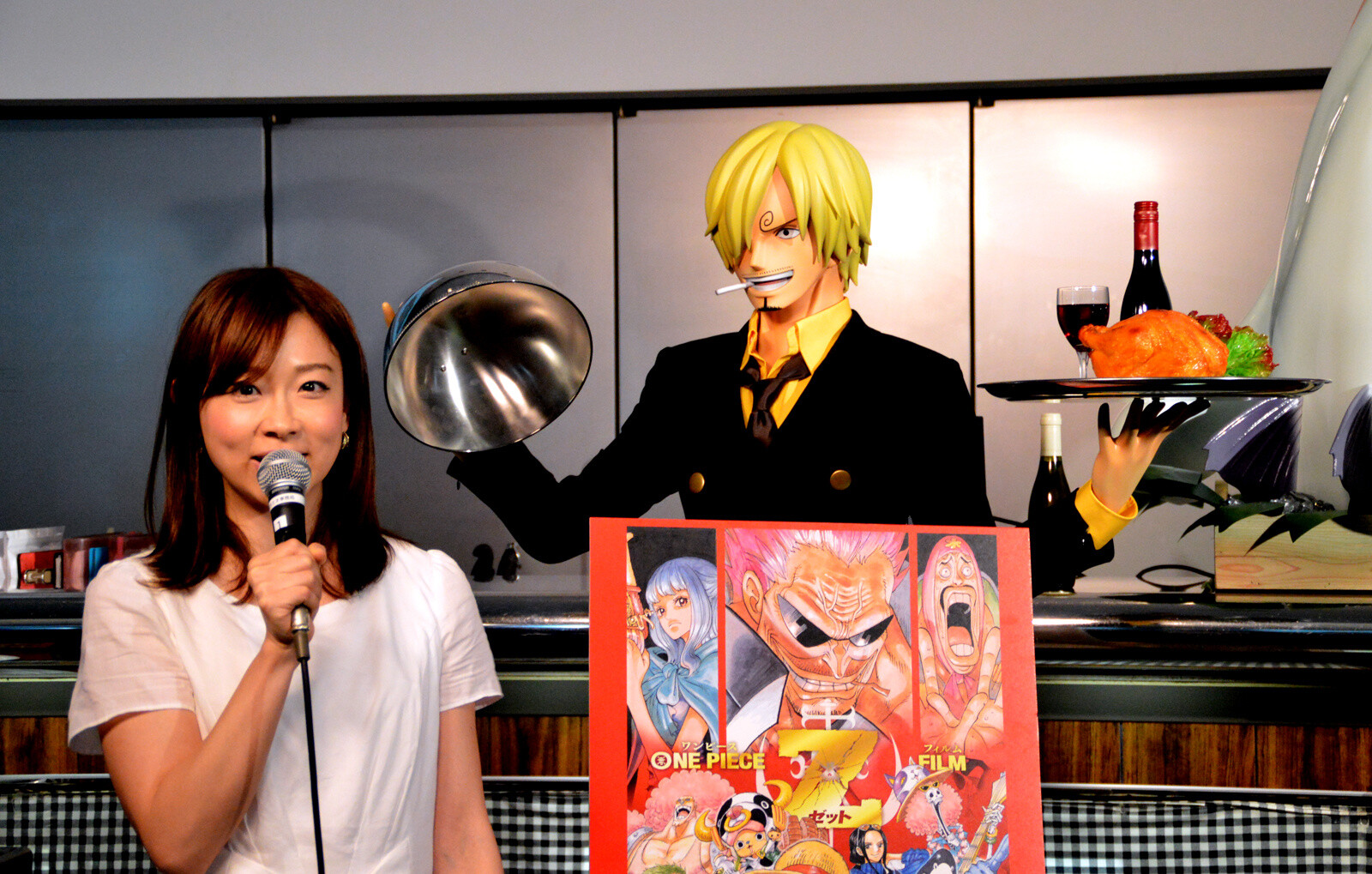Sanji has his eyes on this female TV announcer! 22