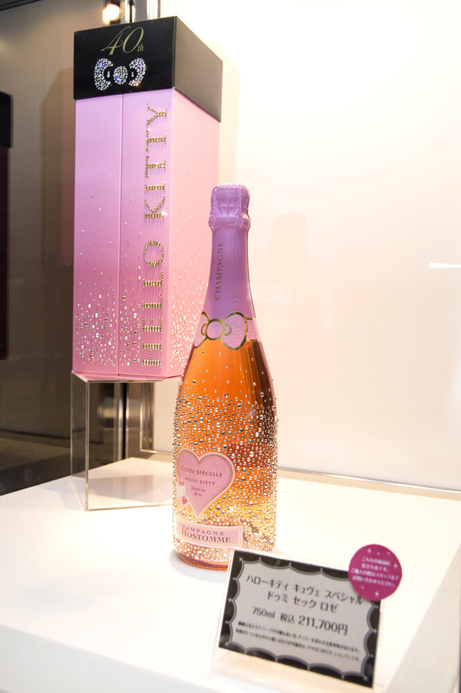 A bottle of champagne decorated with Swarovski crystals (211,700 yen) 22