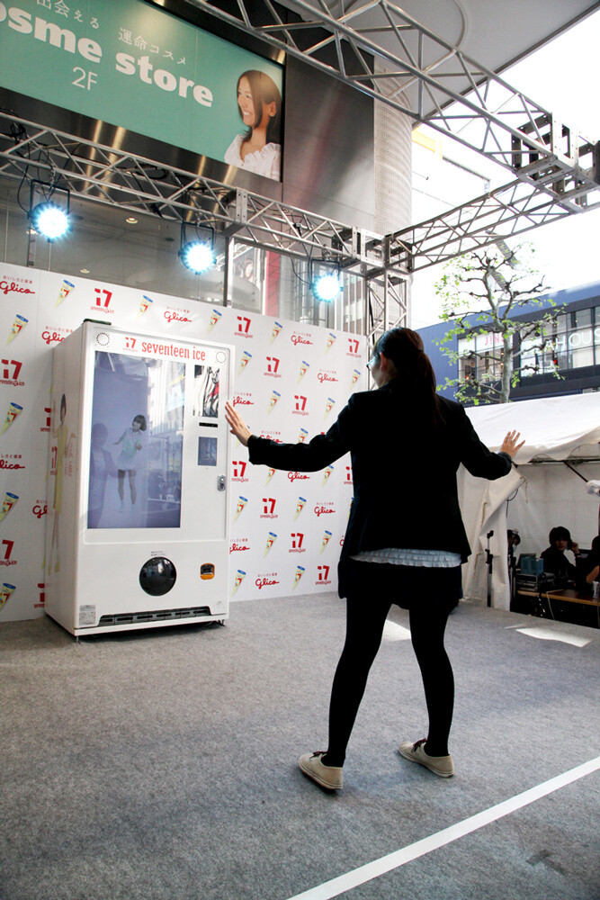 A TOM reporter even tried out the vending machine. 8