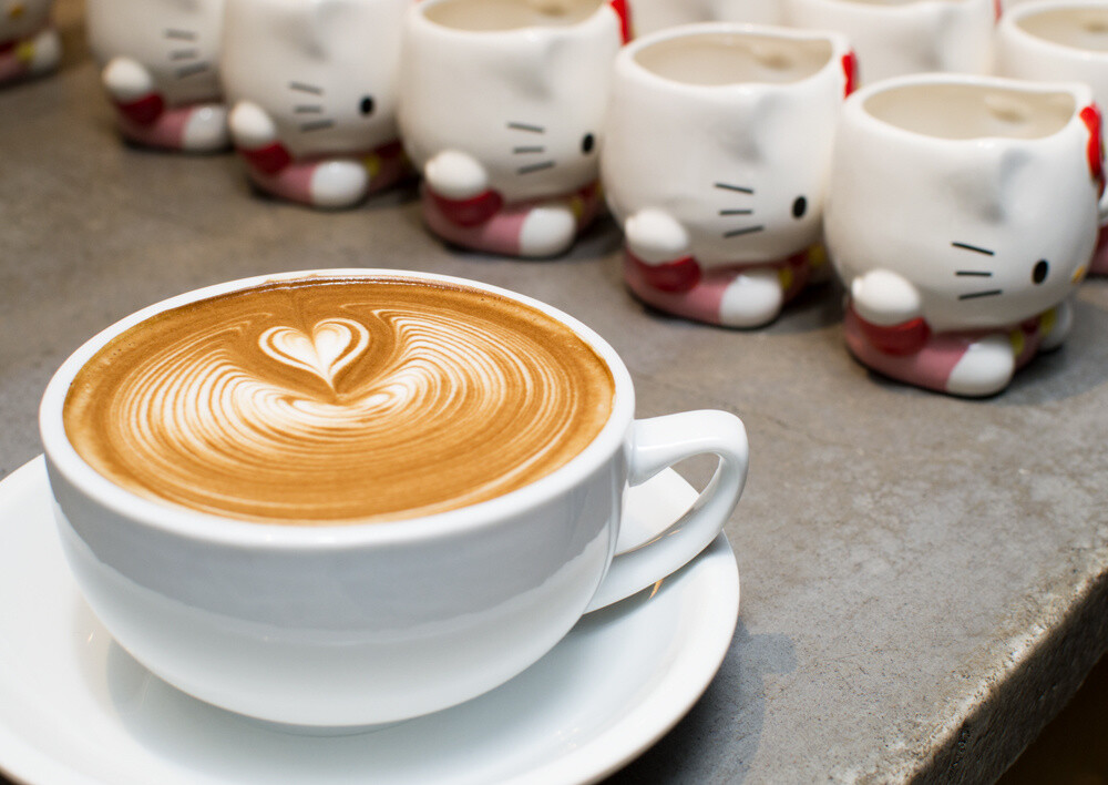 Caffe Latte (400 yen). If you visit The Theatre Coffee, make sure to order from these baristas ranked fourth in the world. 26